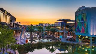 Imagen exterior del centro comercial Puerto Venecia, en Zaragoza.