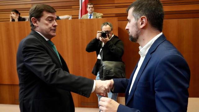El presidente de la Junta, Alfonso Fernández Mañueco, saluda al portavoz del Grupo Socialista, Luis Tudanca, en el pleno de las Cortes de Castilla y León de este martes