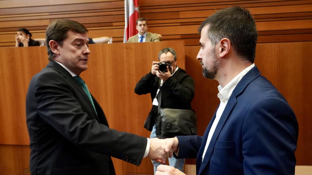 El presidente de la Junta, Alfonso Fernández Mañueco, saluda al portavoz del Grupo Socialista, Luis Tudanca, en el pleno de las Cortes de Castilla y León de este martes