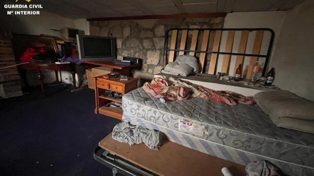 Imagen del habitáculo donde tenían viviendo a un trabajador sin contrato en un taller de la provincia de Ávila