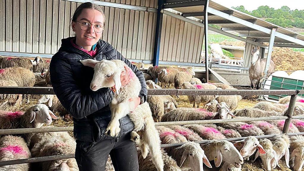 Laura Martínez Domínguez en su explotación de San Esteban de Villacalbiel