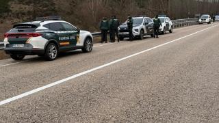 Coches de la Guardia Civil durante le operativo de búsqueda al joven de 26 años desaparecido en un pueblo de Soria
