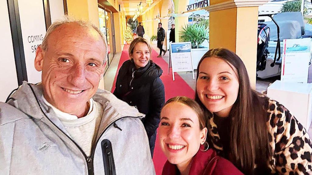 Fermín Cacho con su mujer Susana de fondo y sus hijas Paola y Patricia