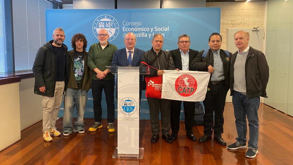El presidente del Consejo Económico y Social de Castilla y León, Enrique Cabero Morán, con sindicalistas peruanos