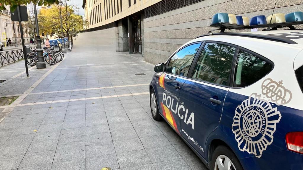 Imagen de la Policía Nacional frente a los juzgados de calle Angustias
