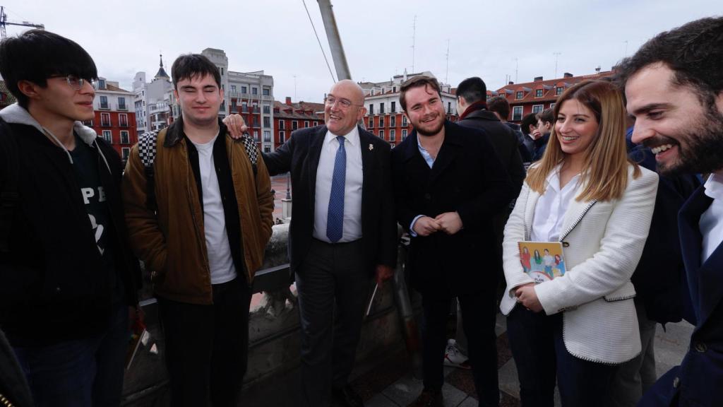 Jesús Julio Carnero, Carolina del Bosque y Rodrigo Nieto junto algunos jóvenes en la presentación del V Plan Municipal de la Juventud