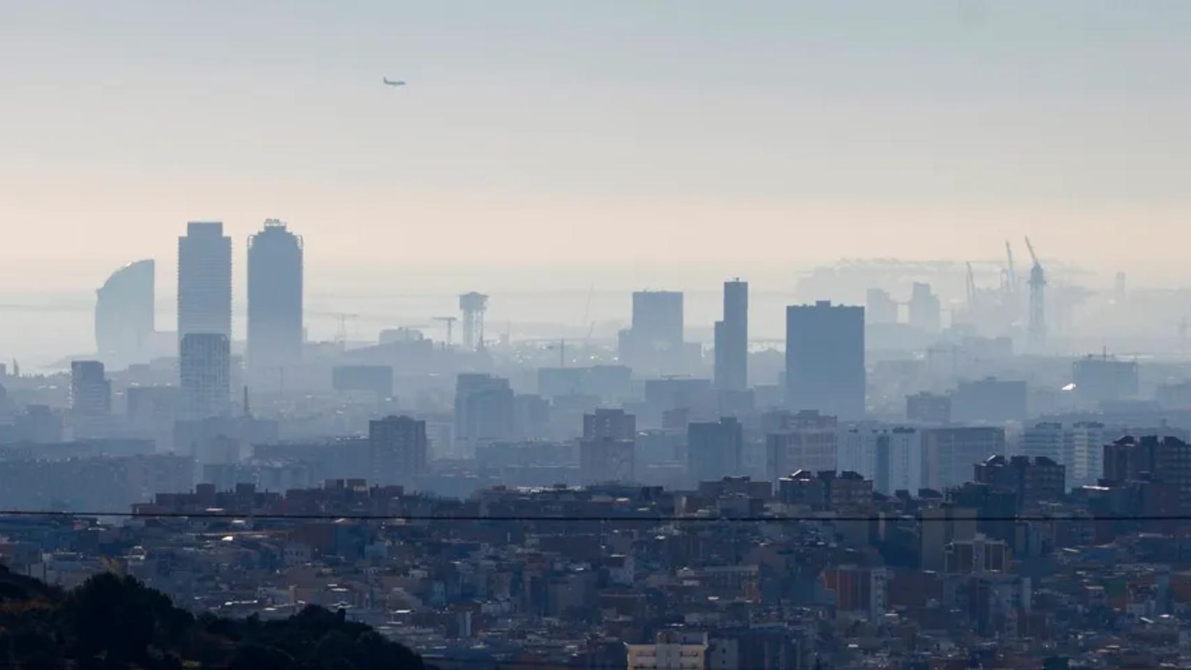 Imagen de archivo de una ciudad durante un episodio de alta contaminación atmosférica.