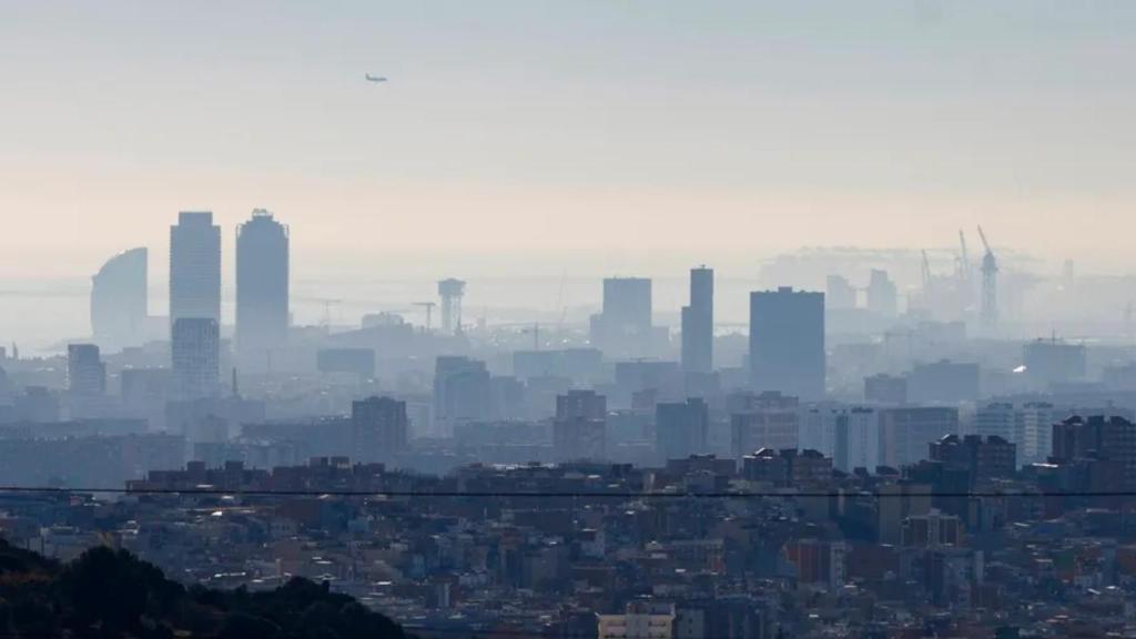 Imagen de archivo de una ciudad durante un episodio de alta contaminación atmosférica.