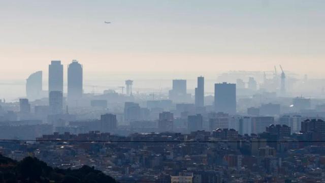 Imagen de archivo de una ciudad durante un episodio de alta contaminación atmosférica.