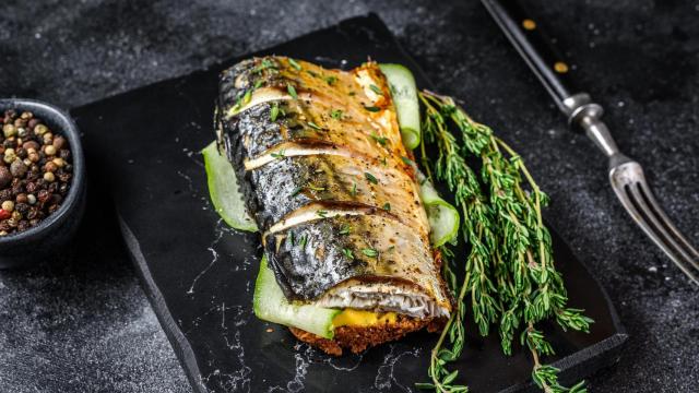 Caballa asada con especias mediterráneas