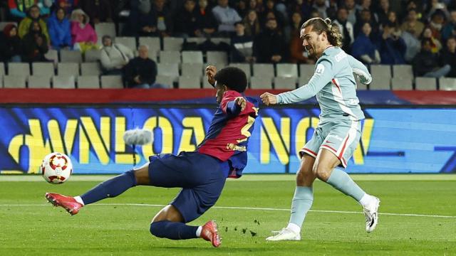 Griezmann dispara a puerta y anota el segundo gol del Atlético al Barça
