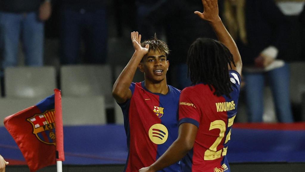 Lamine Yamal y Koudé celebran un gol del Barça ante el Atlético de Madrid