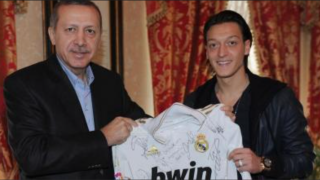 Erdogan y Mesut Özil posan con una camiseta del Real Madrid