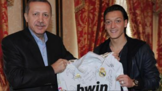 Erdogan y Mesut Özil posan con una camiseta del Real Madrid