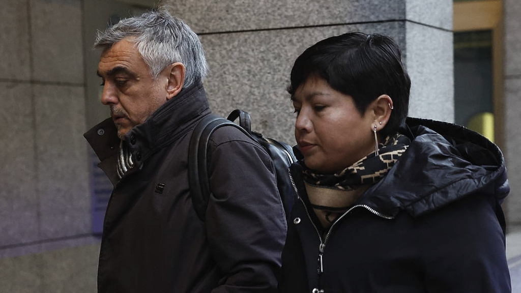 A la izquierda, el exentrenador del club de baloncesto Lointek Gernika Mario López