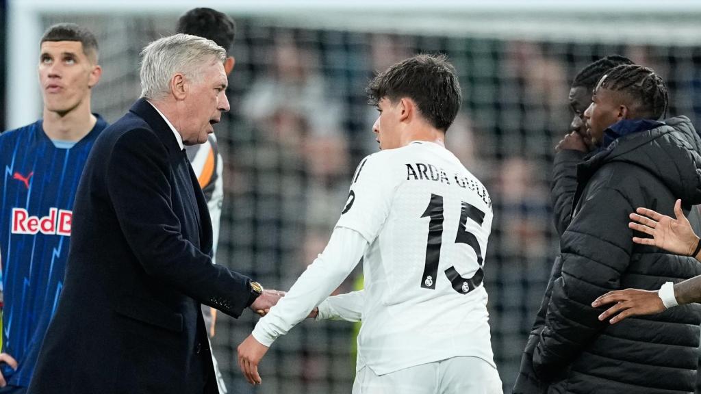 Ancelotti se saluda con Arda Güler tras un partido del Real Madrid