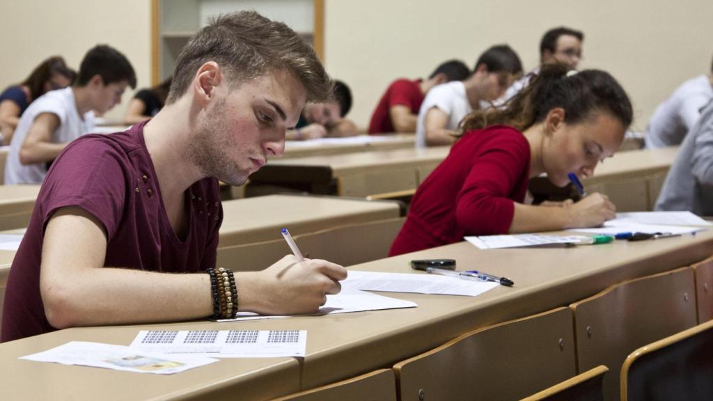 Un grupo de jóvenes durante un examen.