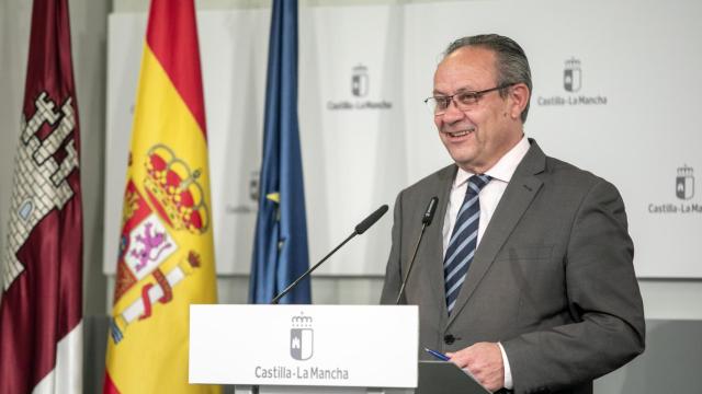 Juan Alfonso Ruiz Molina, consejero de Hacienda de Castilla-La Mancha, durante la rueda de prensa.