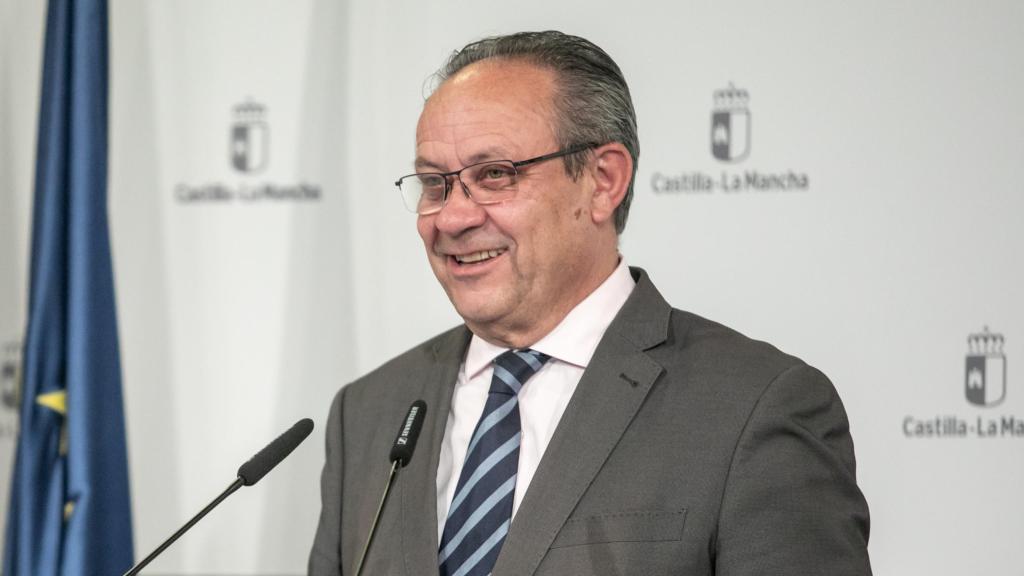 Juan Alfonso Ruiz Molina, consejero de Hacienda de Castilla-La Mancha, durante la rueda de prensa.