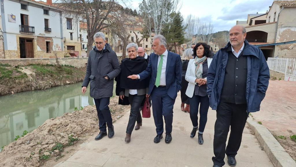 Ángel Víctor Torres durante su visita a Mira.
