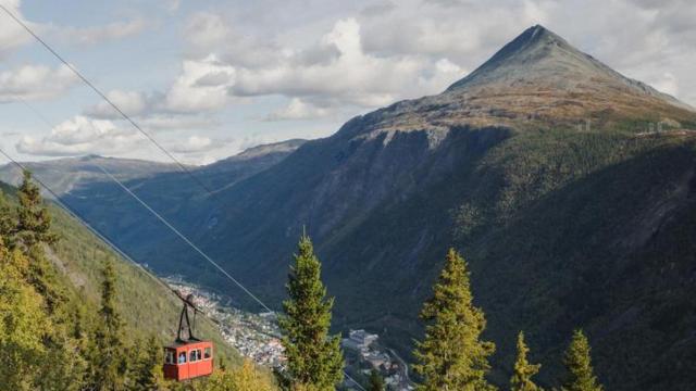 El pueblo Rjukan bajo el monte Gaustatoppen.