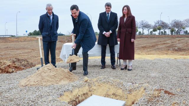 El presidente de la Junta, Juanma Moreno, en la colocación de la primera piedra de una promoción de VPO.
