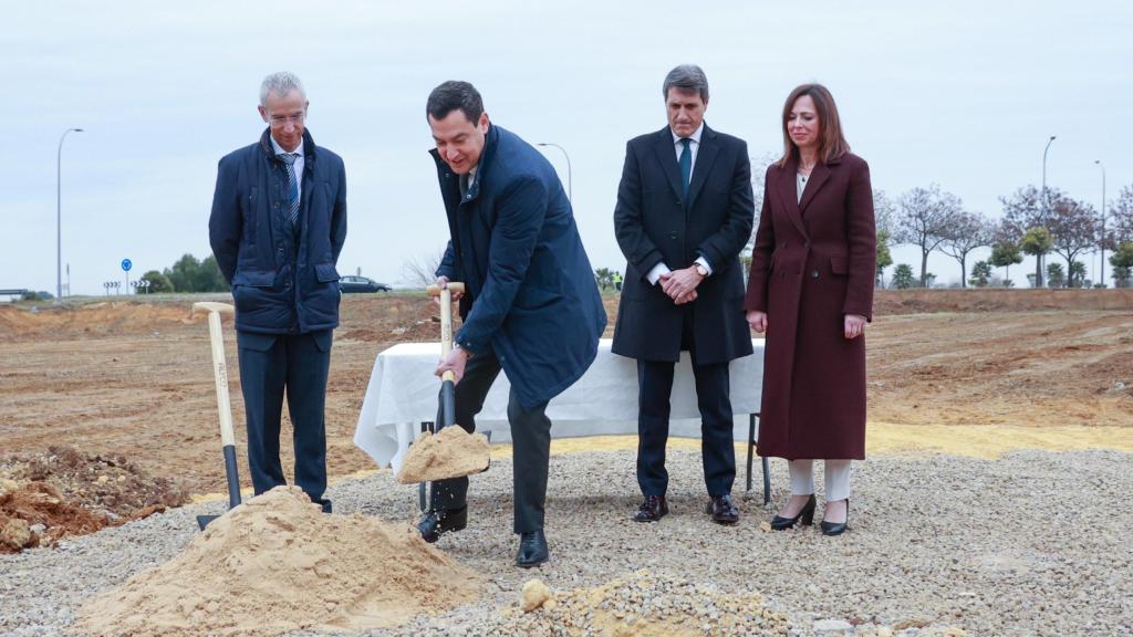El presidente de la Junta, Juanma Moreno, en la colocación de la primera piedra de una promoción de VPO.