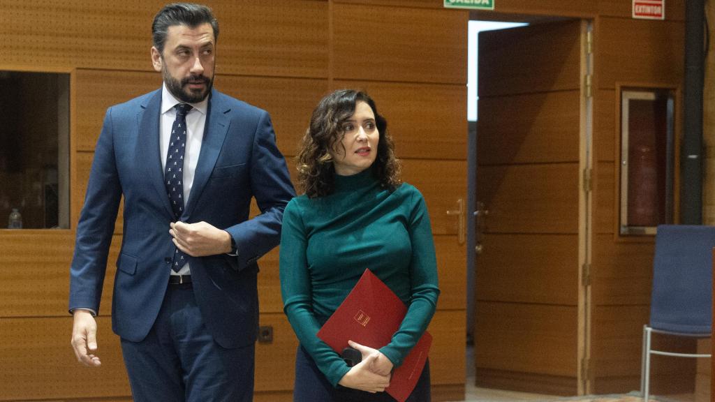 La presidenta de la Comunidad de Madrid, Isabel Díaz Ayuso, y el portavoz del PP en la Asamblea de Madrid, Carlos Díaz-Pache, durante un pleno en la Asamblea de Madrid.