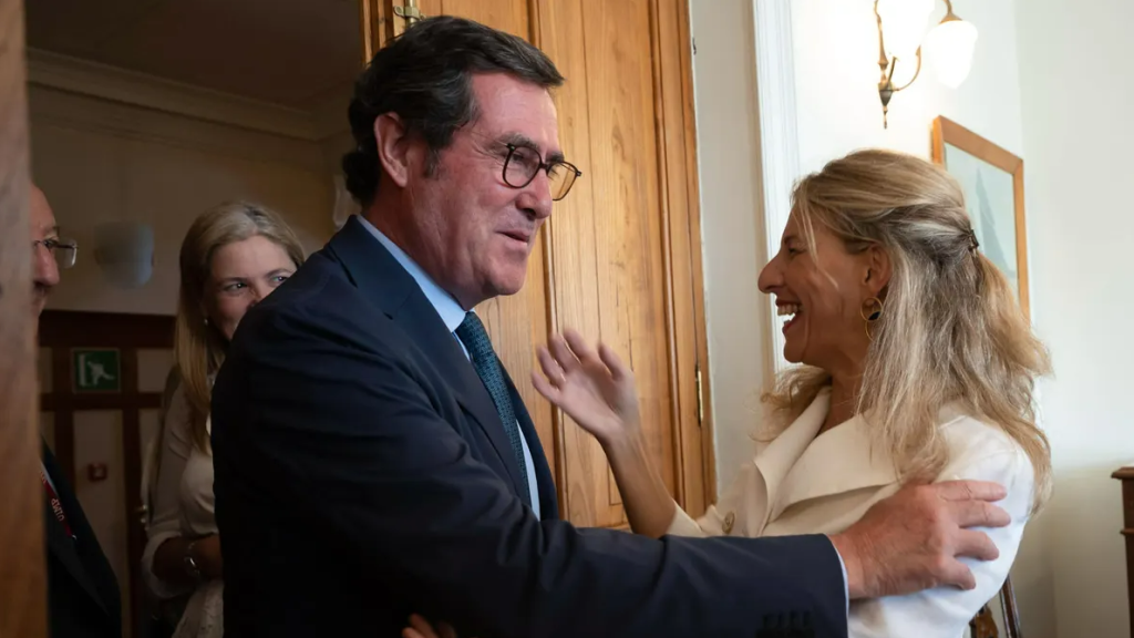 El presidente de la CEOE, Antonio Garamendi, y la vicepresidenta segunda del Gobierno, Yolanda Díaz, en junio de 2023.