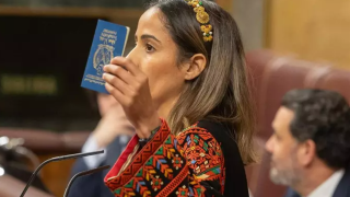 La diputada de Sumar, Tesh Sidi, este martes en la tribuna del Congreso.