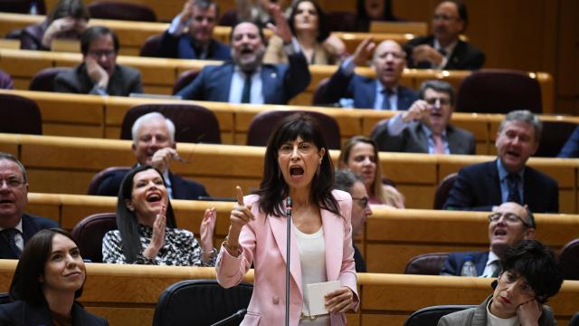 La ministra de Igualdad, Ana Redondo, en una intervención en el Senado junto a Diana Morant (I) y Elma  Saiz (D)