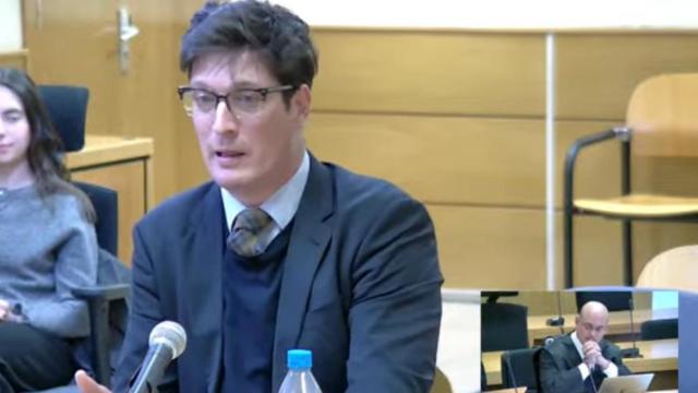 Luis Medina, durante su declaración en el juicio en la Audiencia Provincial de Madrid; en el recuadro de la derecha, su abogado, José Antonio Choclán./