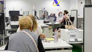 Varias personas son atendidas en la Agencia Tributaria en una foto de archivo.