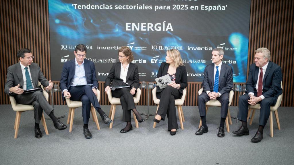 De izda. a dcha.: José Casas, director general de Relaciones Institucionales y Regulación de Endesa,  Patxi Calleja, director de Regulación de Iberdrola,  Marta Sánchez, socia responsable del Sector Energía de EY, Laura Ojea, redactora jefe de Energía de El Español-Invertia,  Luis Cabra, director general de Transición Energética, Tecnología, Institucional y adjunto al CEO de Repsol y  José Luis Gil, director general de Gases Renovables de Naturgy.