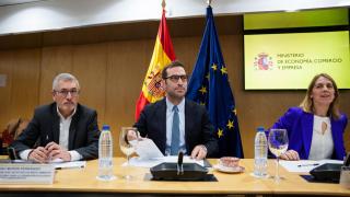 El secretario de Estado de Medio Ambiente, el ministro de Economía, Comercio y Empresa, Carlos Cuerpo, y la secretaria general del Tesoro y Financiación Internacional, Paula Conthe.