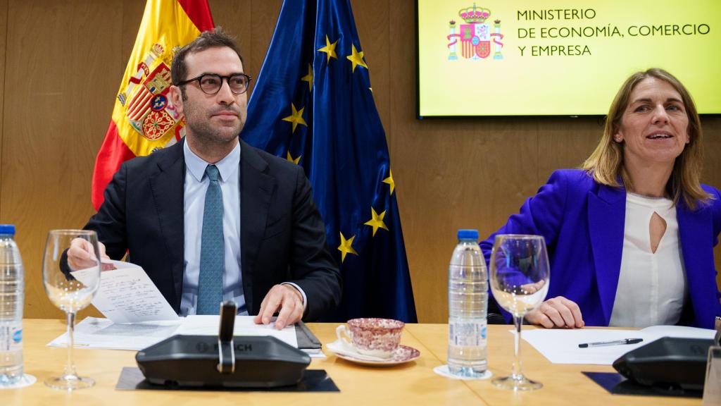 Wl ministro de Economía, Comercio y Empresa, Carlos Cuerpo, y la secretaria general del Tesoro y Financiación Internacional, Paula Conthe.