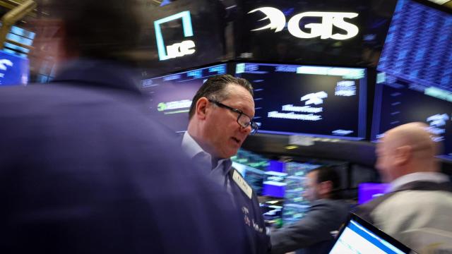 Varios trabajadores en el parqué de la Bolsa de Nueva York.