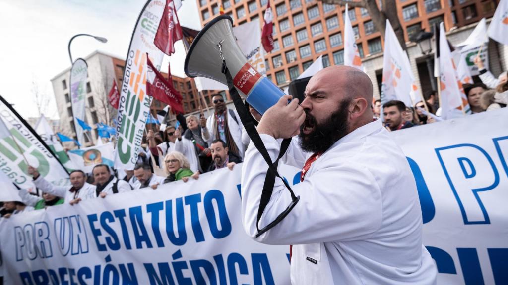 Concentración de sindicatos médicos frente al Ministerio de Sanidad.