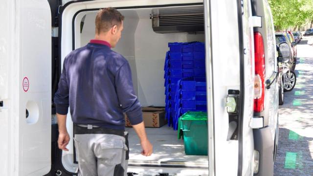 Un repartidor realizando un servicio laboral.