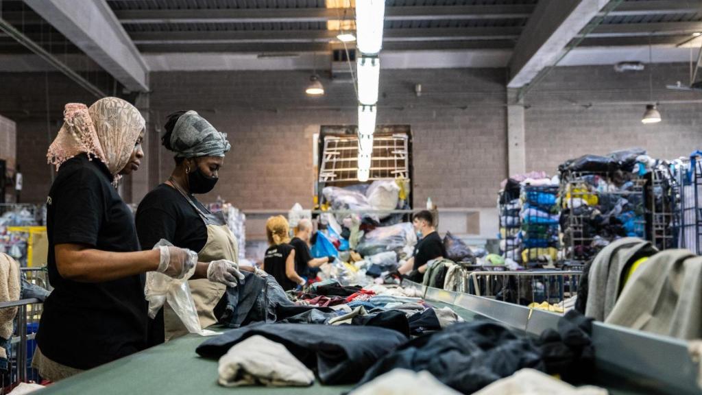 Dos personas trabajando en un centro de inserción laboral.