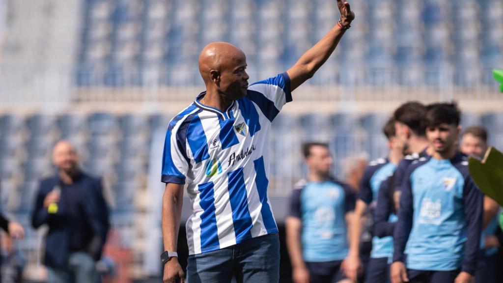 Dely Valdés con la 'Retro 25' en el estadio de La Rosaleda.
