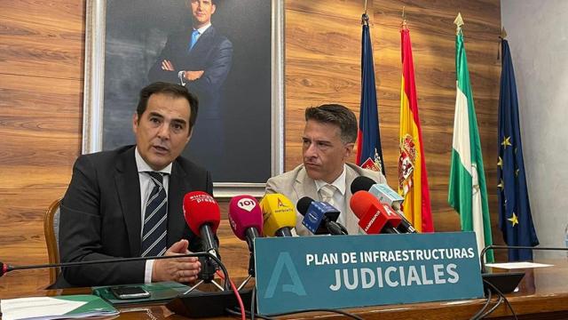El consejero de Justicia, José Antonio Nieto, y el alcalde de Torrox (Málaga), Óscar Medina, tras la rúbrica del convenio de colaboración.
