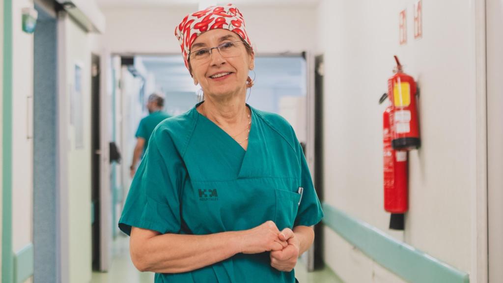 La especialista Yolanda Quijano, a las puertas de los quirófanos del Hospital de Sanchinarro.