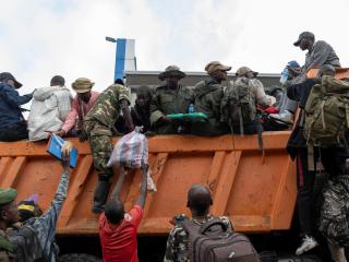 Soldados que se rindieron en Bukavu después de que la ciudad fuera tomada por rebeldes del M23, suben a camiones en el puerto de Goma , antes de partir hacia Rumangambo, en la provincia de Kivu del Norte.