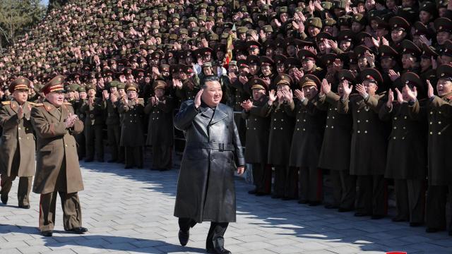 El líder norcoreano Kim Jong Un visita la Universidad Política Kim Il Sung, en Pyongyang.