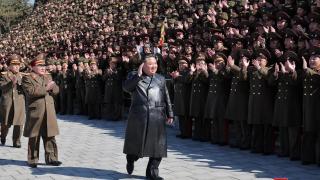 El líder norcoreano Kim Jong Un visita la Universidad Política Kim Il Sung, en Pyongyang.