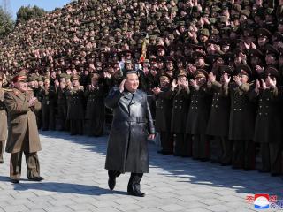 El líder norcoreano Kim Jong Un visita la Universidad Política Kim Il Sung, en Pyongyang.