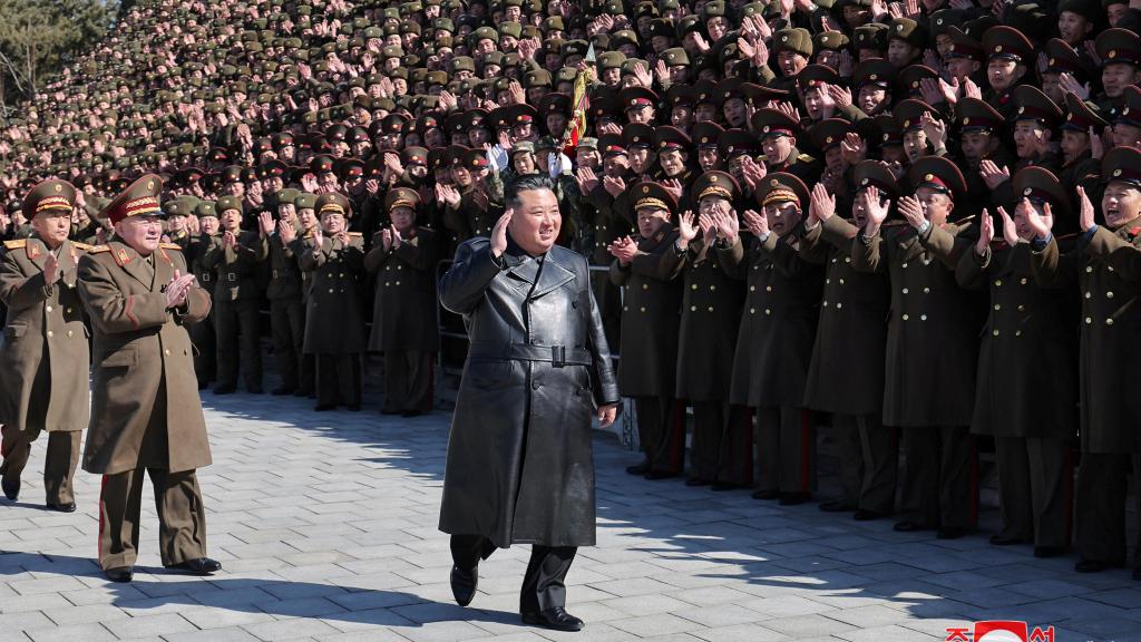 El líder norcoreano Kim Jong Un visita la Universidad Política Kim Il Sung, en Pyongyang.