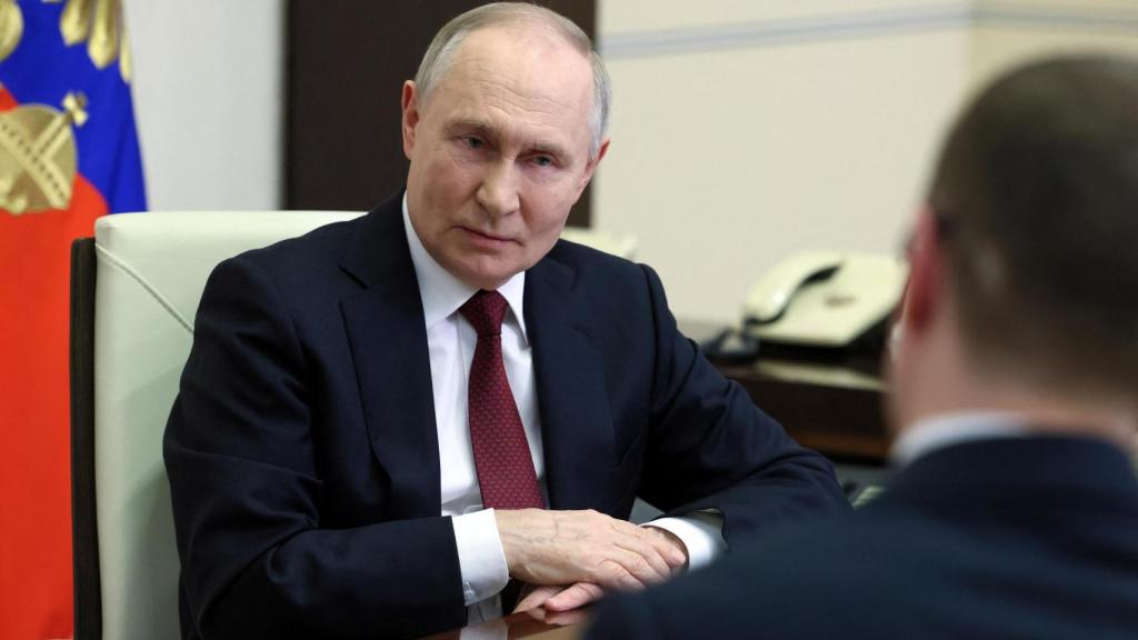 El presidente ruso, Vladímir Putin, habla con el corresponsal de la televisión estatal en el Kremlin, Pável Zarubin, en su residencia a las afueras de Moscú, Rusia, 24 de febrero de 2025.