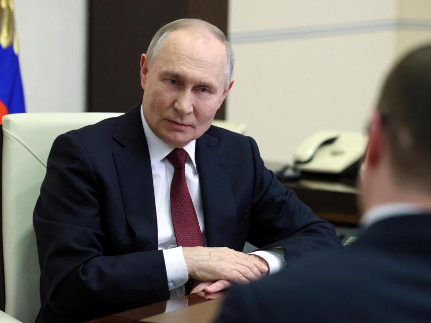 El presidente ruso, Vladímir Putin, habla con el corresponsal de la televisión estatal en el Kremlin, Pável Zarubin, en su residencia a las afueras de Moscú.